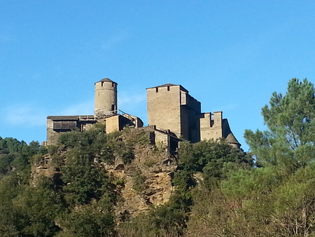 Château de Calberte et son village Château de Calberte et son village