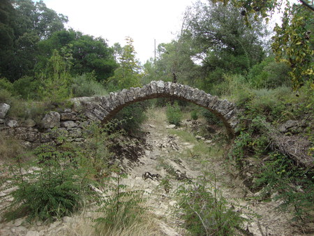 Pont médiéval en ruine Pont médiéval en ruine