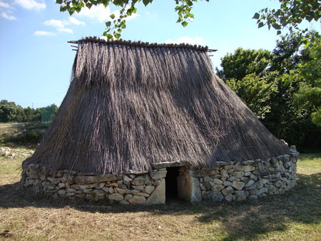 Cabane néolithique en pierres sèches