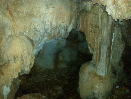 La grotte sous la route