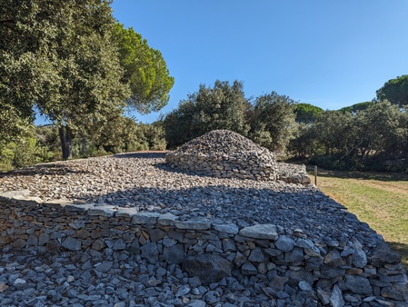 Capitelle et mur de pierres