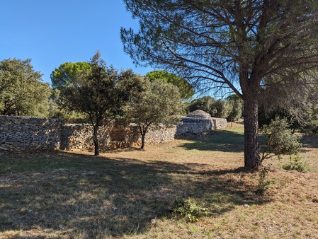 Capitelle et mur de pierres