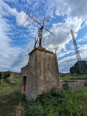Puits avec pompe à vent