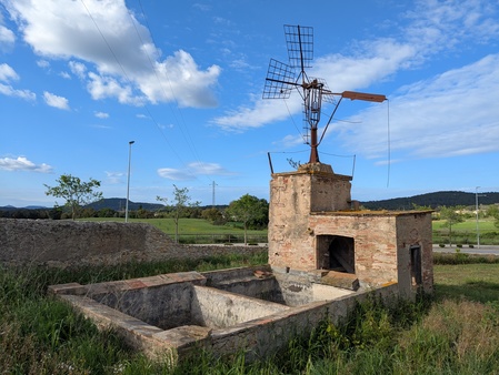 Puits avec pompe à vent