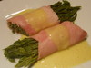 Roulés de jambon aux jeunes pousses de fragon, sauce hollandaise