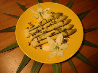 Jeunes hampes florales de yucca, sauce beurre aux herbes aromatiques