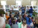 Exposition de plantes autour des livres sur le thème de la garrigue